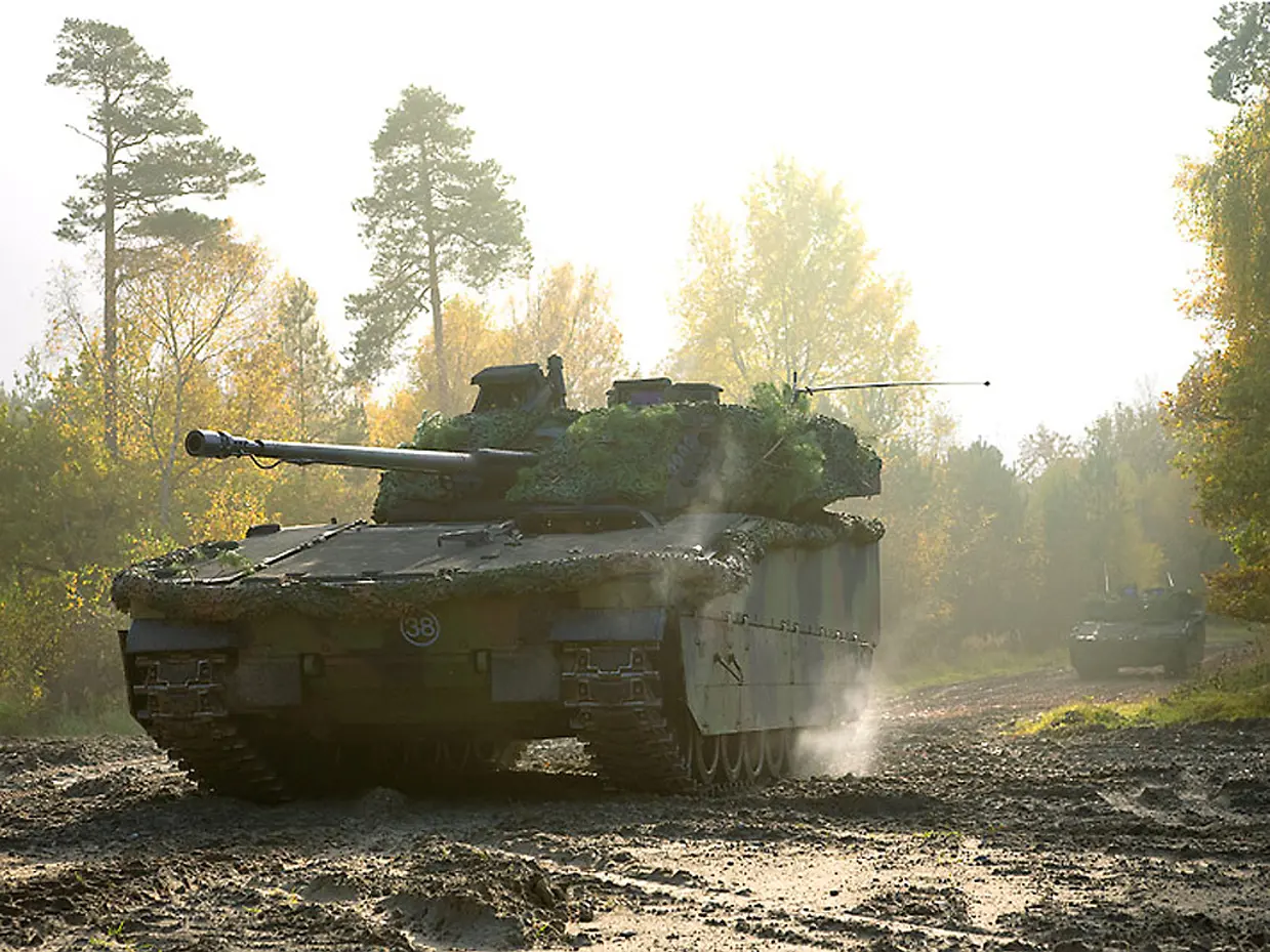 2 CV90's in het bos.