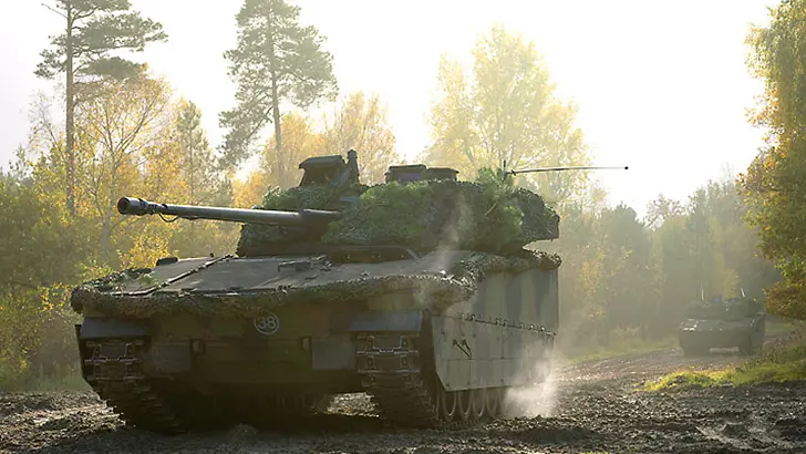 2 CV90's in het bos.