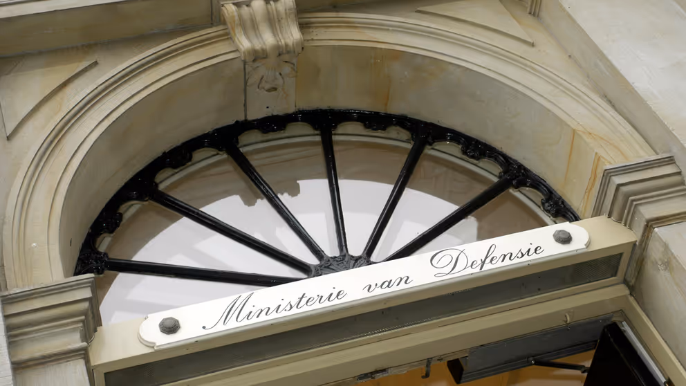 Ingang van het ministerie van Defensie.