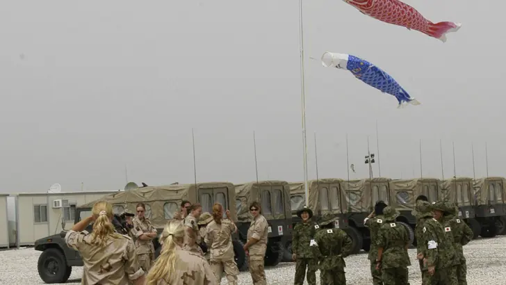 2 vrouwelijke militairen op rug gezien in Irak.