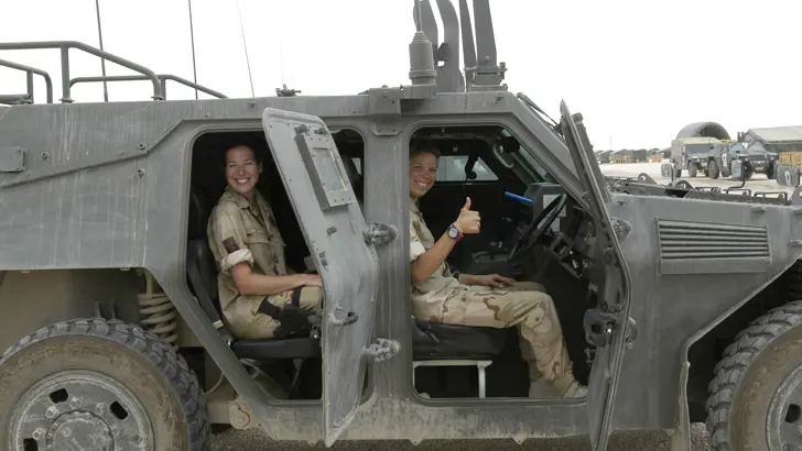 2 vrouwelijke militairen in voertuig in Irak.