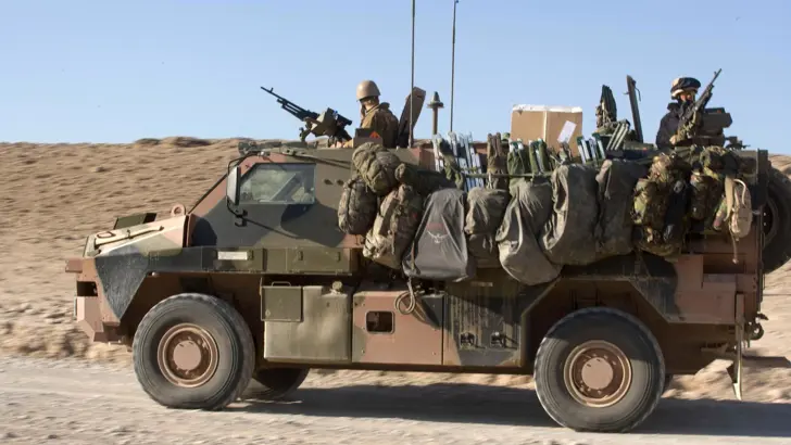 Bushmaster volgehangen met militaire uitrustingsstukken.