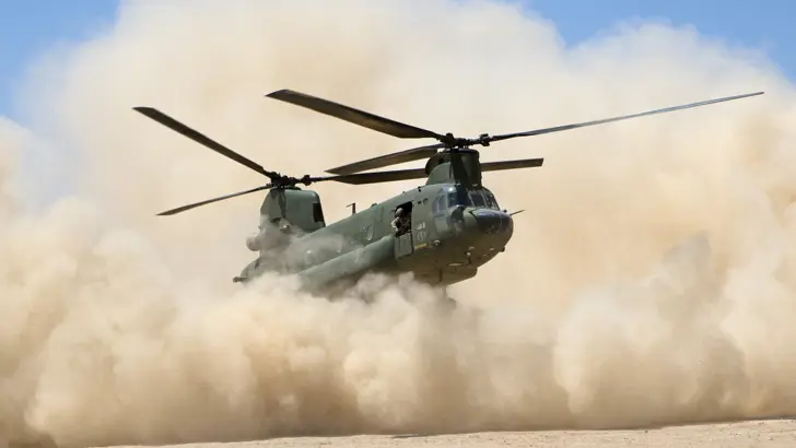 Chinook-transporthelikopter veroorzaakt brown-out.