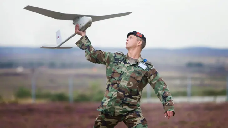 Militair met Raven-vliegtuigje.