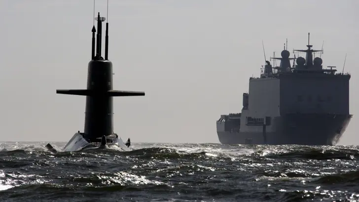 Zr.Ms. Zeeleeuw met op de achtergrond Zr.Ms. Johan de Wit.