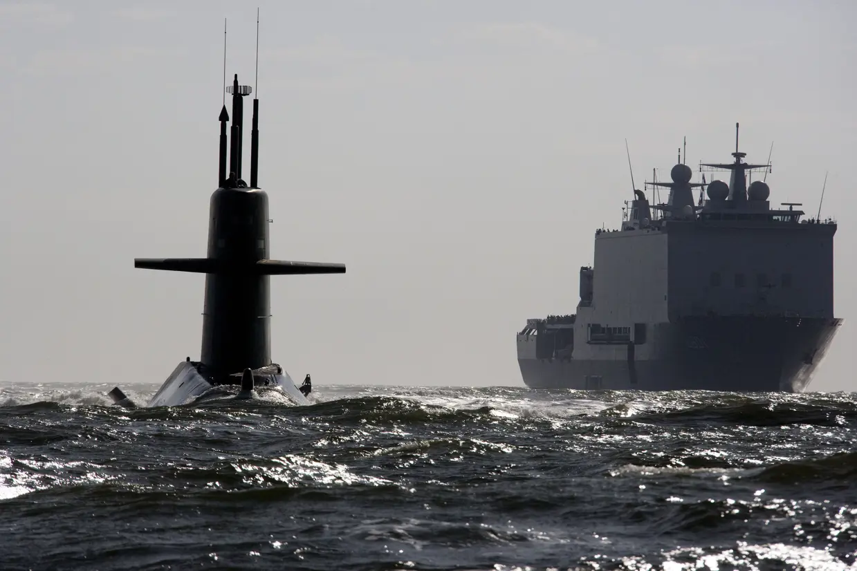 Zr.Ms. Zeeleeuw met op de achtergrond Zr.Ms. Johan de Wit.