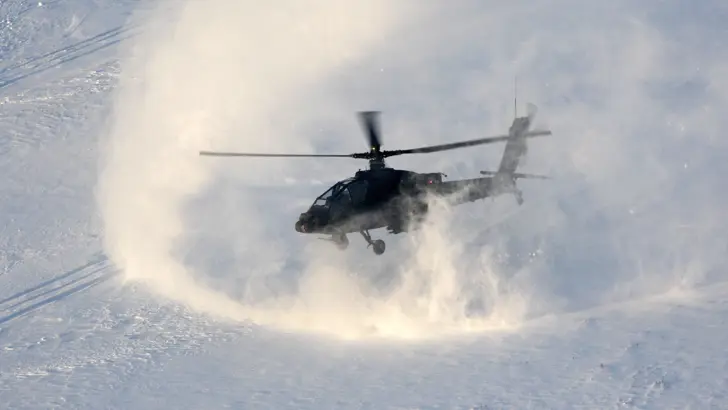 Apache-gevechtshelikopter veroorzaakt white-out.