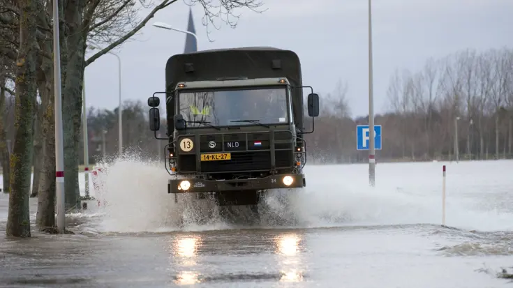 Viertonner rijdt over onder water gelopen weg.