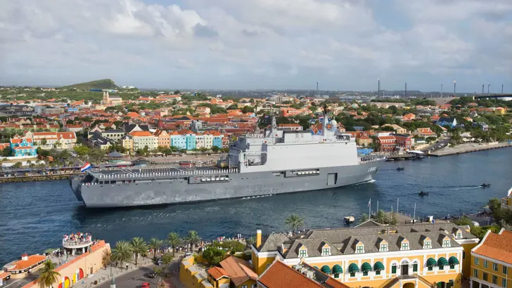 Zr.Ms. Rotterdam loopt de haven van Curaçao binnen.