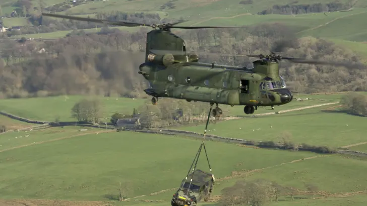 Chinook met terreinwagen.