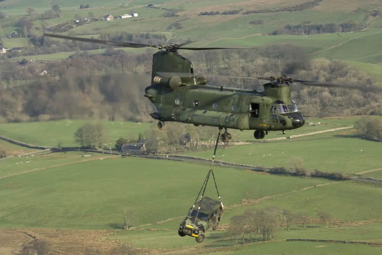 Chinook met terreinwagen.
