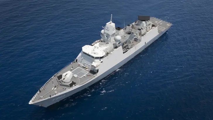 Zr.Ms. Tromp tijdens antipiraterijmissie Ocean Shield voor de kust van Somalië, 2011.