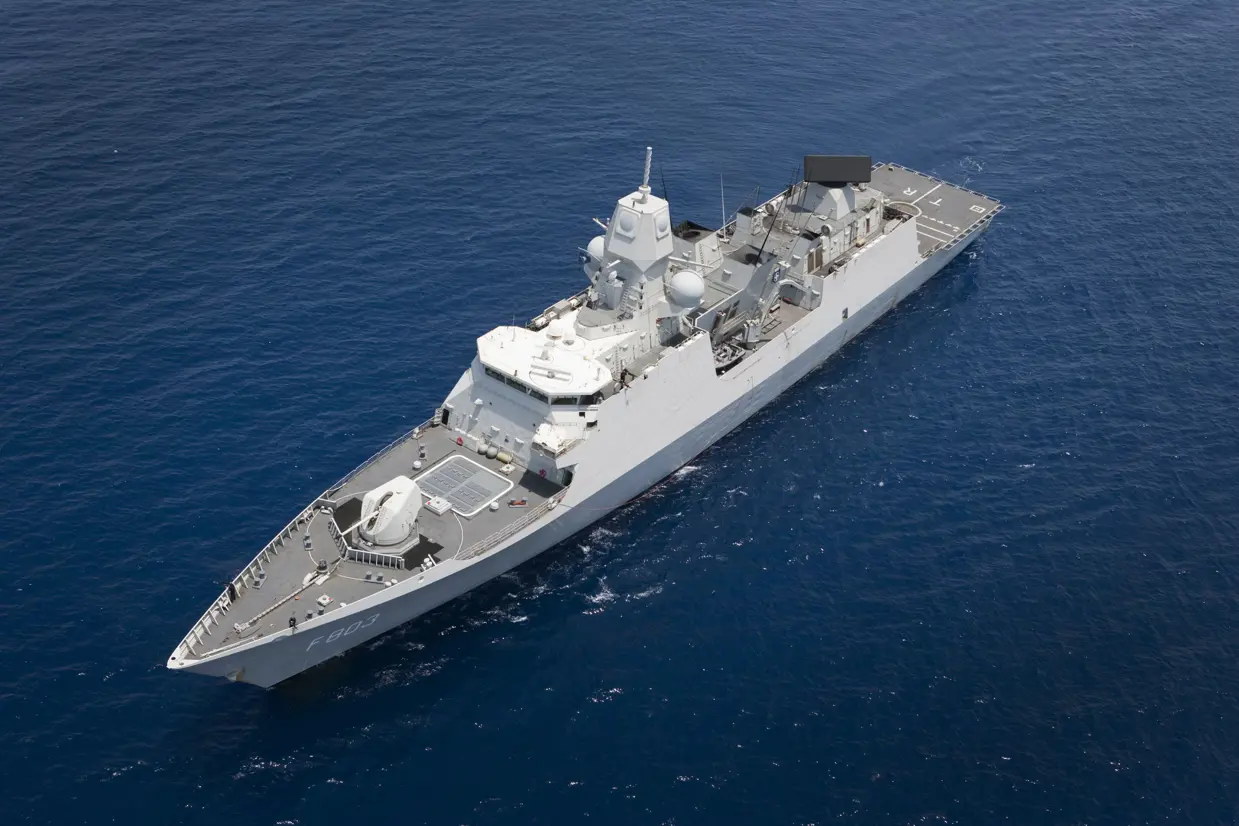 Zr.Ms. Tromp tijdens antipiraterijmissie Ocean Shield voor de kust van Somalië, 2011.