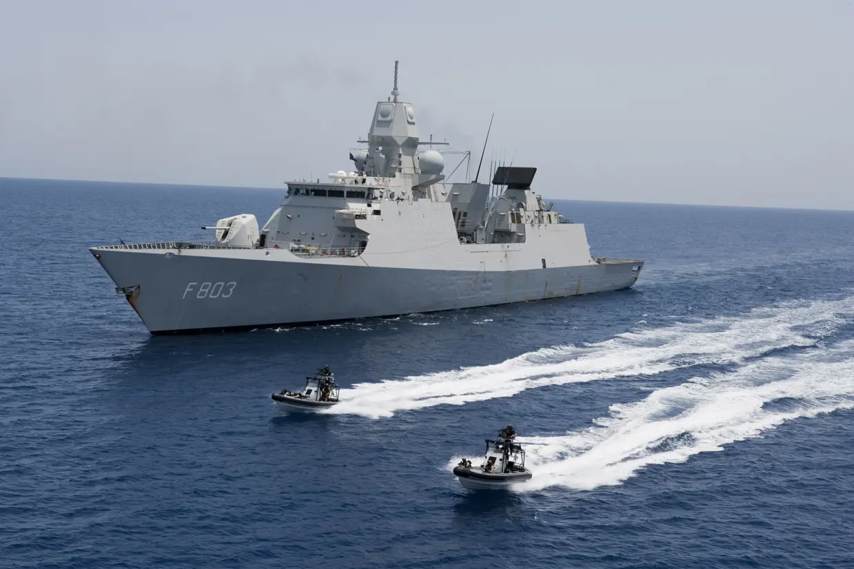 Zr.Ms. Tromp geflankeerd door 2 snelle RHIB-motorboten tijdens antipiraterijmissie Ocean Shield in 2011.