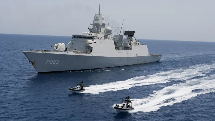 Zr.Ms. Tromp geflankeerd door 2 snelle RHIB-motorboten tijdens antipiraterijmissie Ocean Shield in 2011.