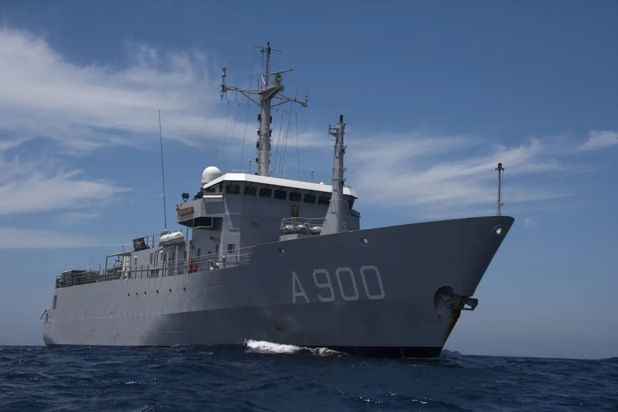 Torpedowerkschip Zr.Ms. Mercuur met boegnummer A900.
