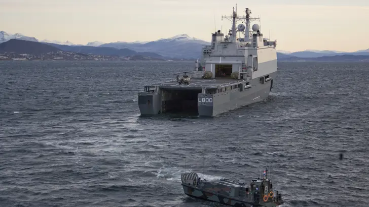 Een LCVP staat op het punt om het interne dok van Zr.Ms. Rotterdam binnen te varen. Dit tijdens Wader Rehearsal ten zuiden van het Noorse Bodo, 2011.