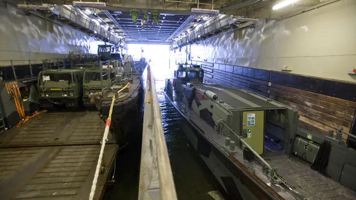 2 LCU's, beladen met onder meer 2 Bandvagn 206-rupsvoertuigen, en een kleiner LCVP-landingsvaartuig in het interne dok van de Rotterdam.