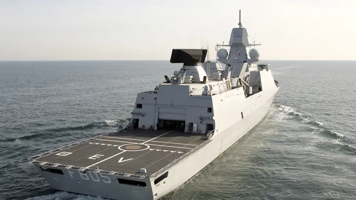 Luchtverdedigings- en commandofregatten Zr.Ms. Evertsen.