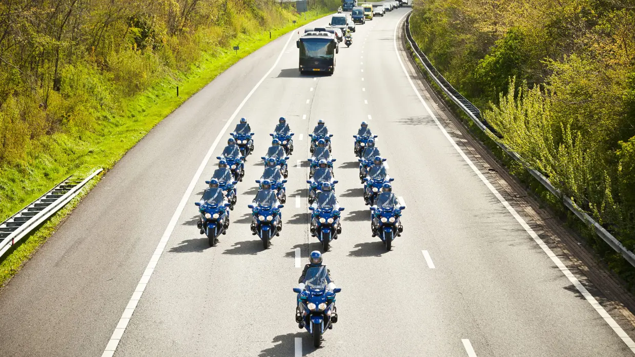 Motor ere-escorte met 17 motoren van de marechaussee.