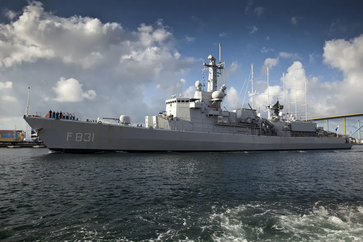 Zr.Ms. Van Amstel met de oude mast tijdens een bezoek aan Willemstad in 2012.