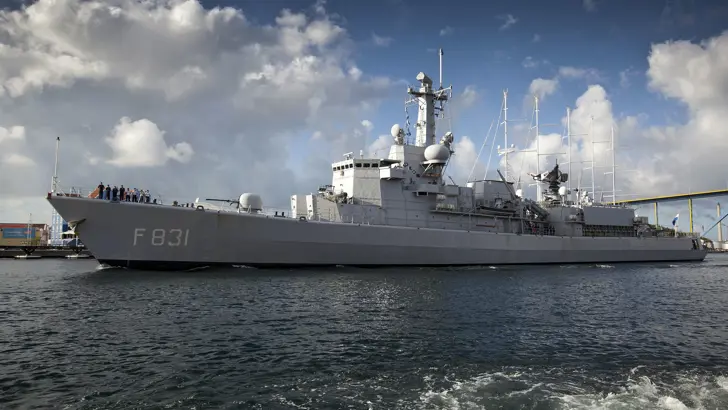Zr.Ms. Van Amstel met de oude mast tijdens een bezoek aan Willemstad in 2012.