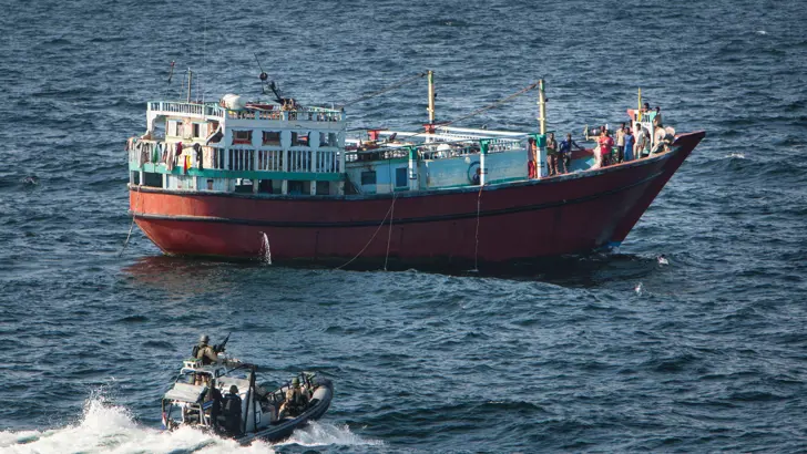 Boardingteam van het Korps Mariniers nadert een Afrikaanse vissersboot.