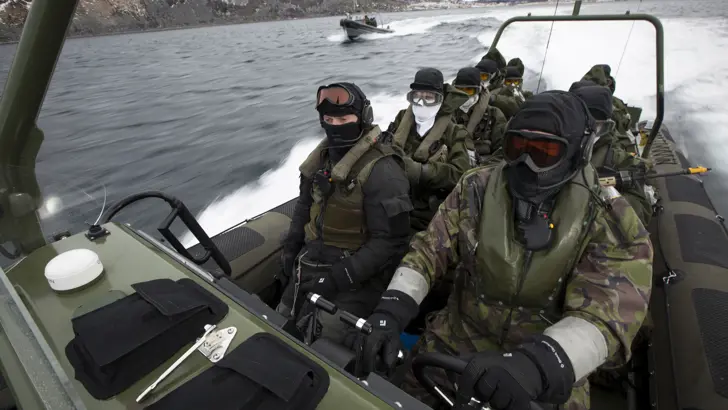 Militairen in een Frisc.