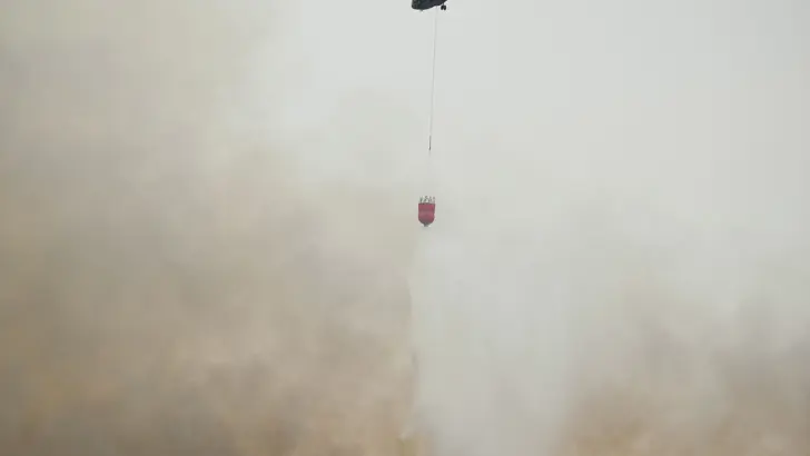 Chinook-transporthelikopter met bambi bucket.