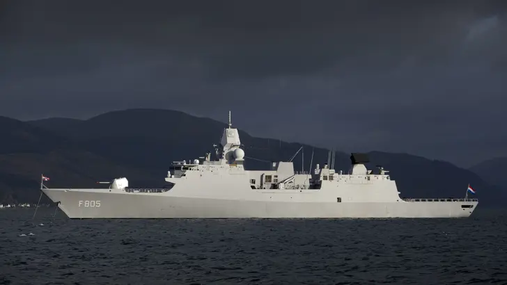 Luchtverdedigings- en commandofregatten Zr.Ms. Evertsen voor anker voor de Schotse kust tijdens Joint Warrior 2013.