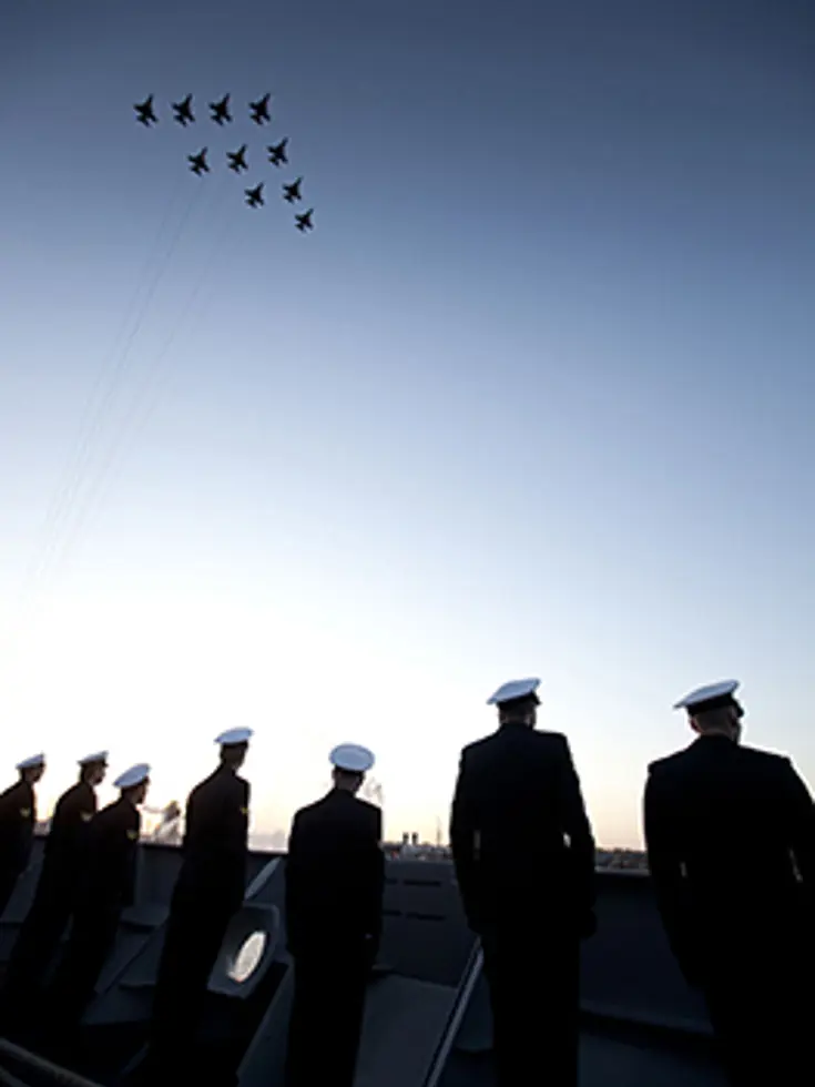 10 gevechtsvliegtuigen van de luchtmacht vliegen over het IJ tijdens de troonwisseling in 2013.