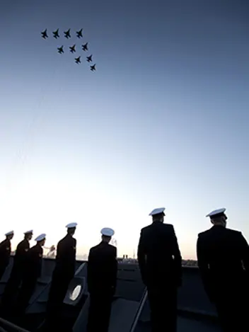 10 gevechtsvliegtuigen van de luchtmacht vliegen over het IJ tijdens de troonwisseling in 2013.
