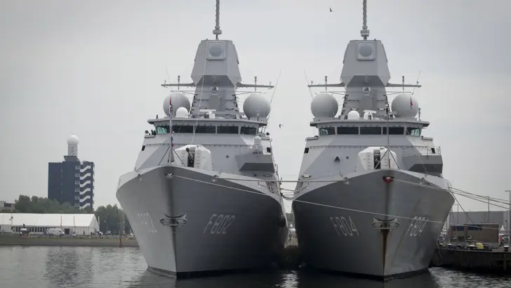 Zr.Ms. De Zeven Provinciën en Zr.Ms. De Ruyter.