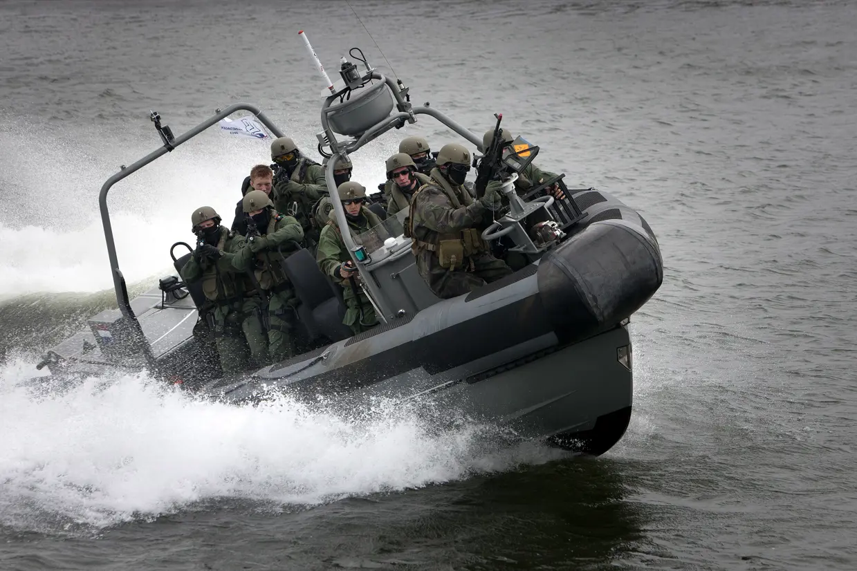 Mariniers varen met hoge snelheid met een Frisc door het water.