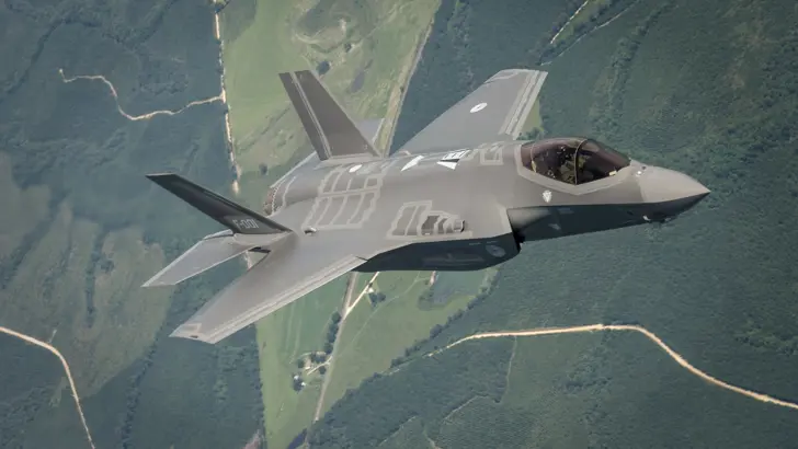 Nederlandse F-35 vliegt boven land.