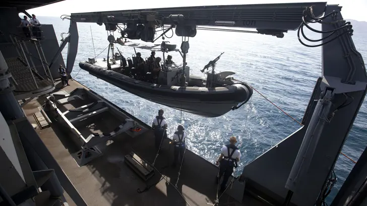 Een Frisc met 4 bemanningsleden wordt te water gelaten vanaf Zr.Ms. Johan de Witt.