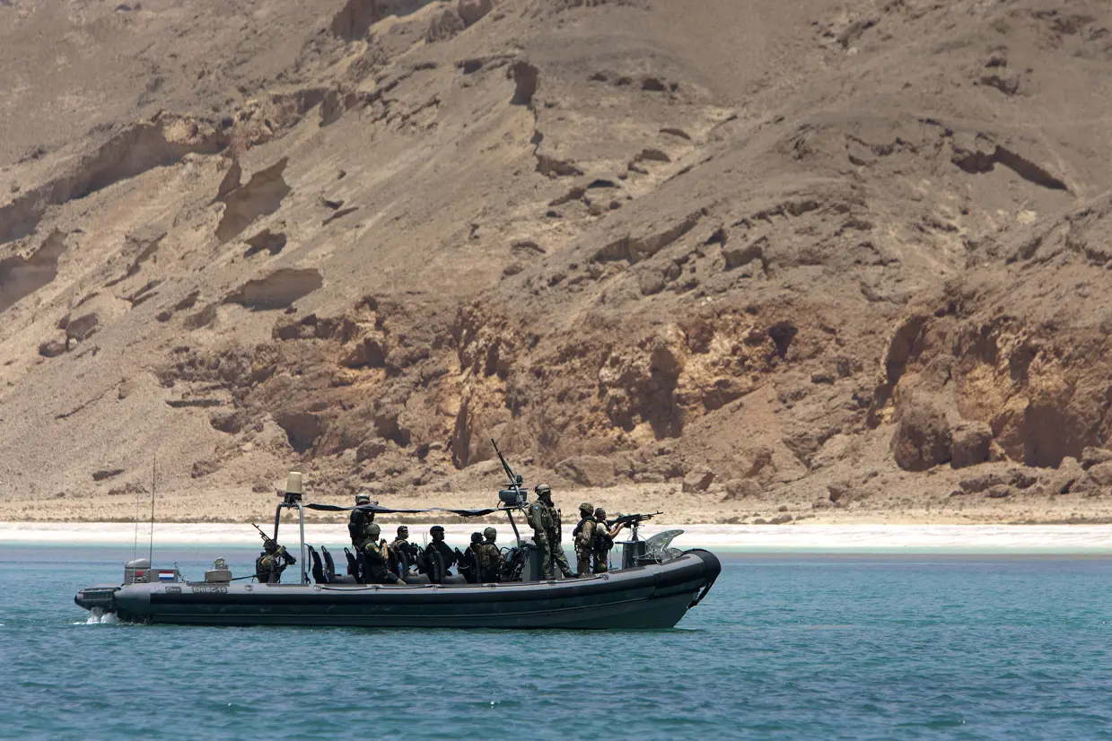 Een Frisc vaart voor de kust van Somalië.