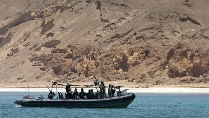 Een Frisc vaart voor de kust van Somalië.