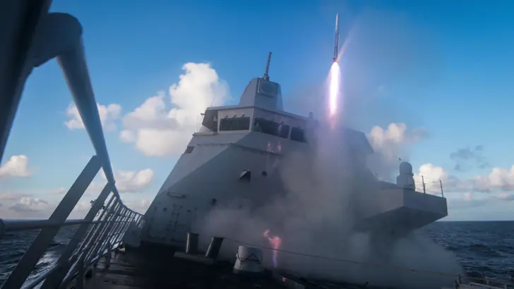 Luchtverdedigings- en commandofregatten Zr.Ms. De Zeven Provinciën vuurt een Evolved Sea Sparrow Missile af bij Noorwegen, 2014.