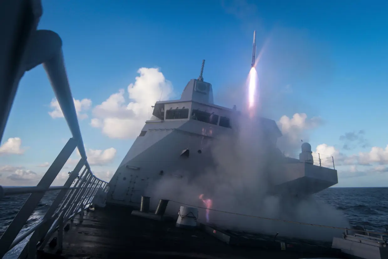 Luchtverdedigings- en commandofregatten Zr.Ms. De Zeven Provinciën vuurt een Evolved Sea Sparrow Missile af bij Noorwegen, 2014.
