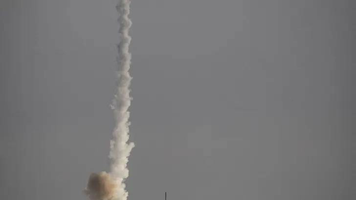 Zr.Ms. De Zeven Provinciën vuurt een raket af.