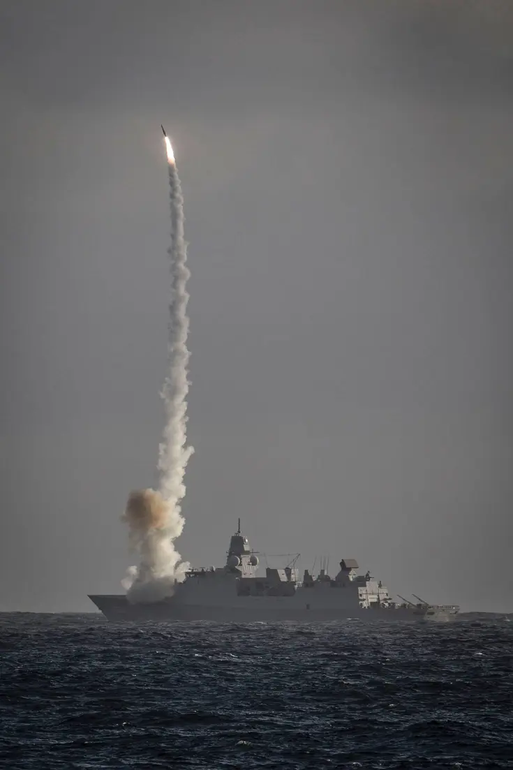 Zr.Ms. De Zeven Provinciën vuurt een raket af.