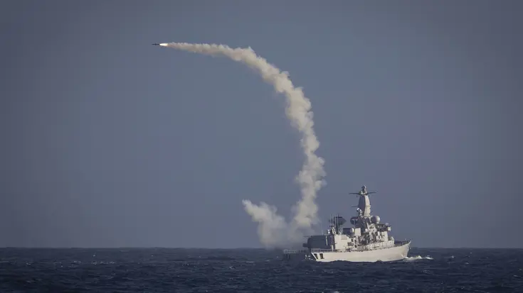 Het M-fregat Zr.Ms. Van Speijk tijdens een oefening voor de Noorse kust, februari 2014.