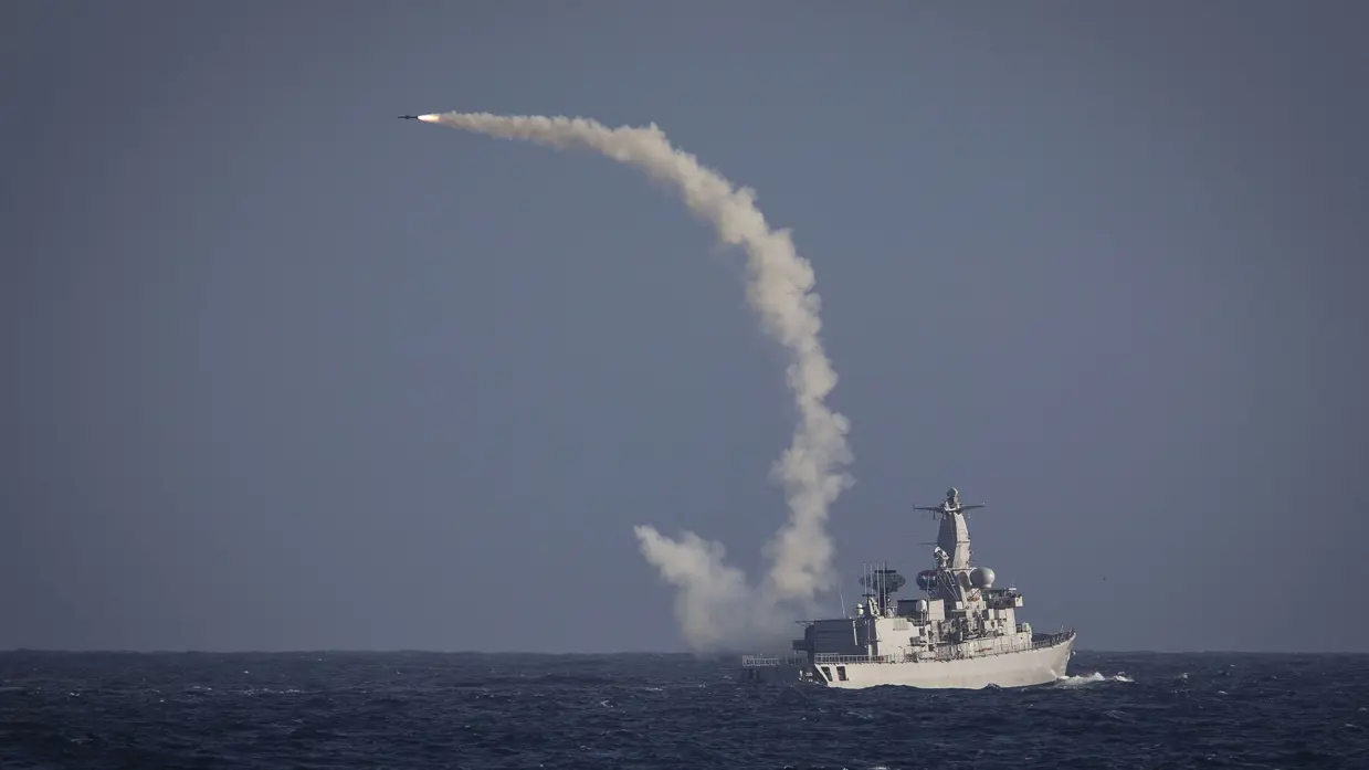 Het M-fregat Zr.Ms. Van Speijk tijdens een oefening voor de Noorse kust, februari 2014.