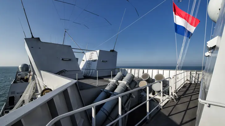 De lanceerbuizen van de Harpoon-antischeepsraketten aan boord van Zr.Ms. De Zeven Provinciën.