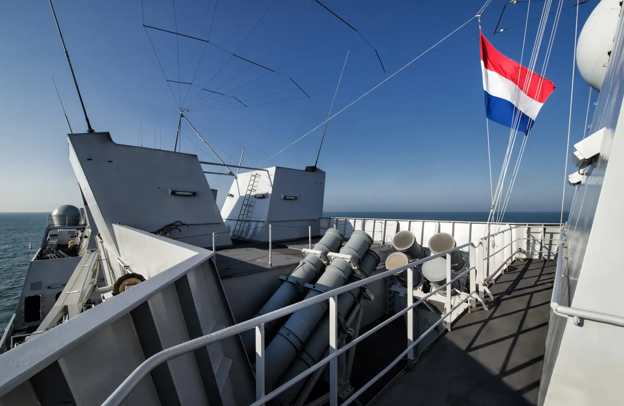 De lanceerbuizen van de Harpoon-antischeepsraketten aan boord van Zr.Ms. De Zeven Provinciën.