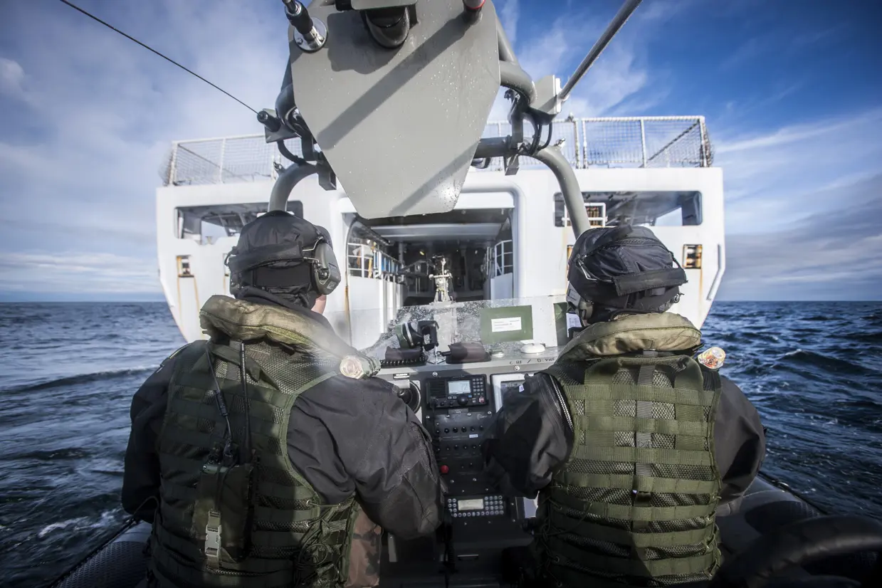 Een Frisc met 2 bemanningsleden vaart het interne dok in van een schip.