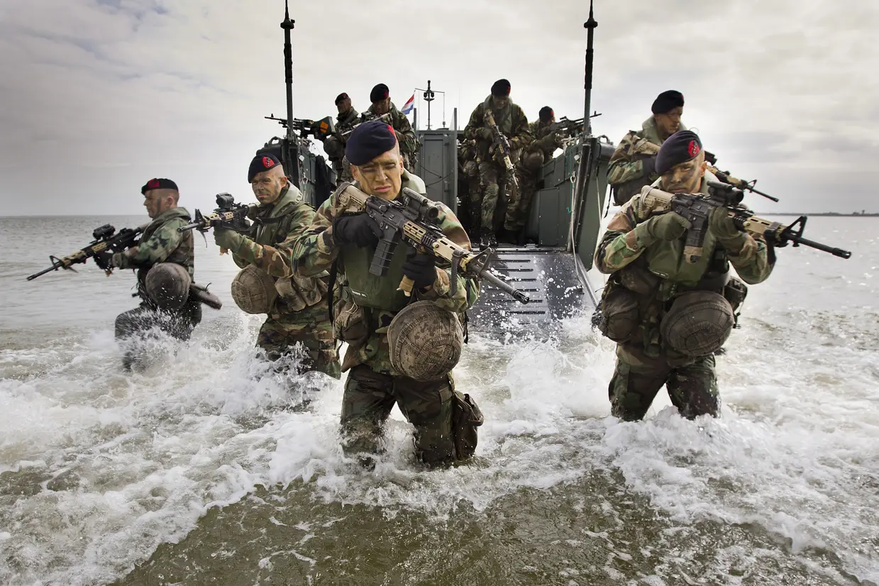 Mariniers voeren vanuit een LCVP-landingsvaartuig een amfibische landing uit op Texel als onderdeel van de officiersopleiding, 2014.