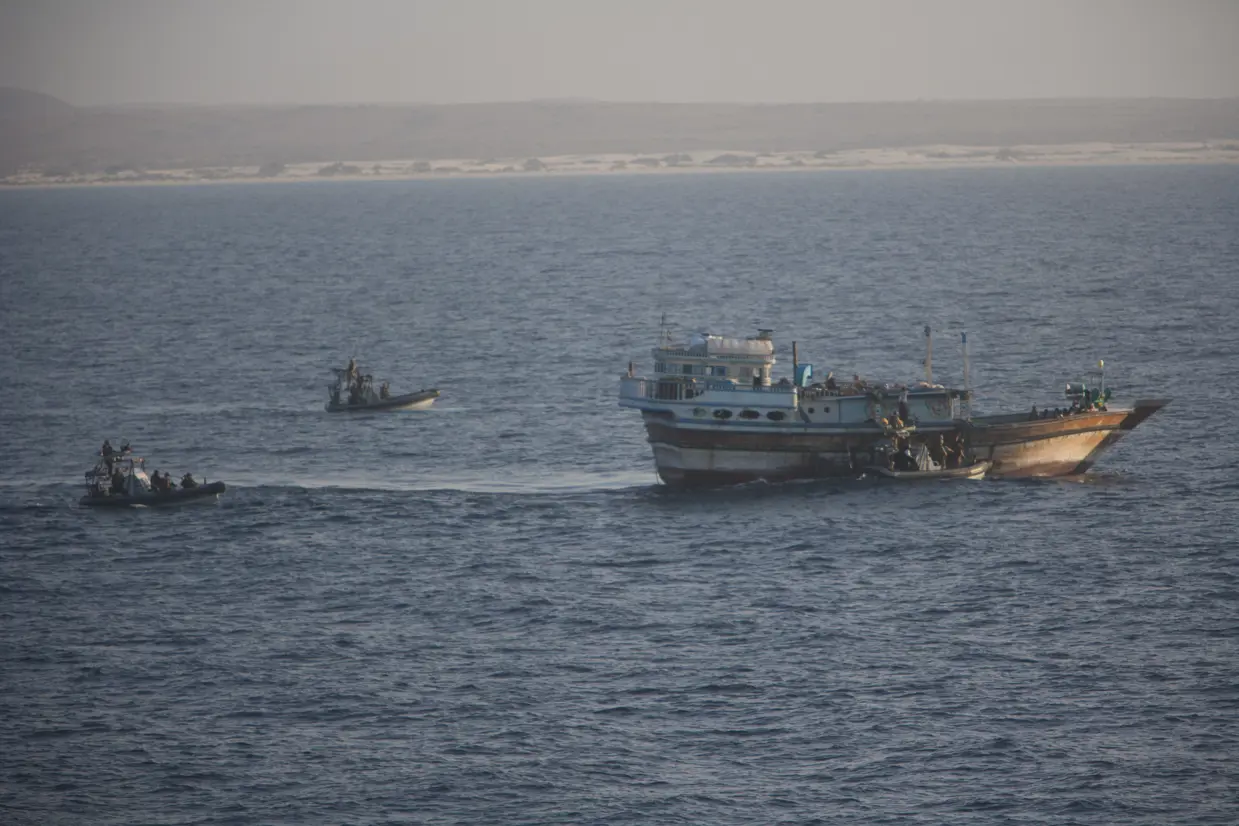 Een boardingteam in 3 RHIB's controleert een vissersboot. Eén RHIB ligt langszij om aan boord te gaan. De andere 2 RHIB's controleren de omgeving en geven dekking.