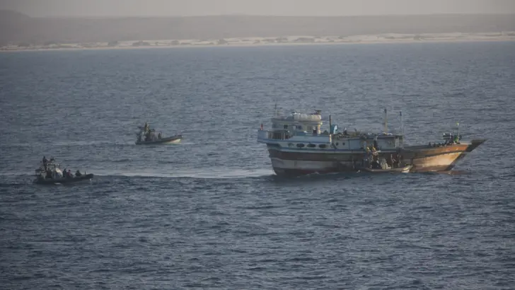 Een boardingteam in 3 RHIB's controleert een vissersboot. Eén RHIB ligt langszij om aan boord te gaan. De andere 2 RHIB's controleren de omgeving en geven dekking.